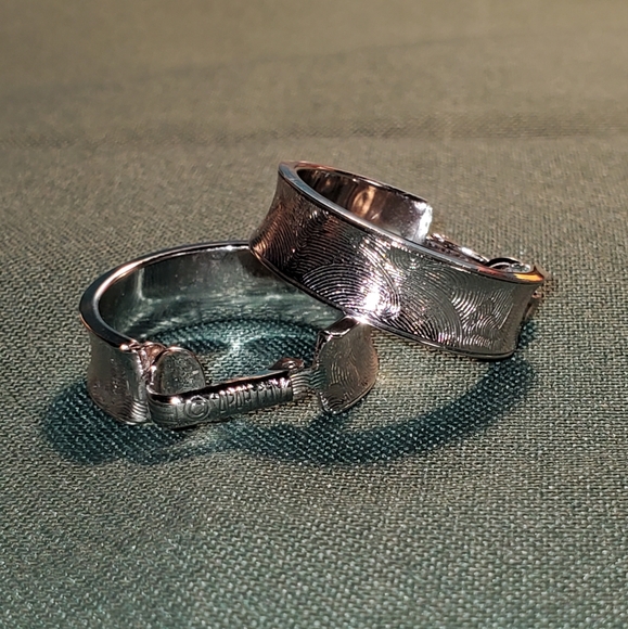 🗝 Vintage Sarah Coventry Silver Tone Florentine Hoop Clip-On Earrings - Picture 1 of 6